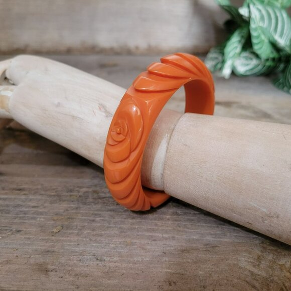 Vintage Carved Orange Bakelite Bangle Bracelet 3 Rosettes .75" Tested - Picture 5 of 11